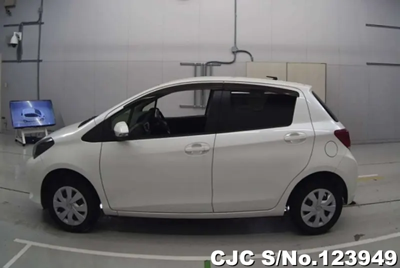 2015 Toyota / Vitz Stock No. 123949