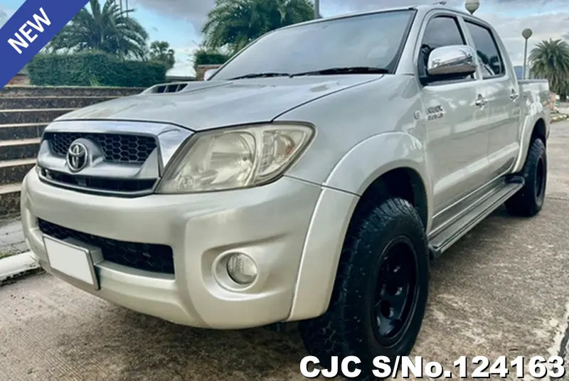 Toyota Hilux in Silver for Sale Image 3