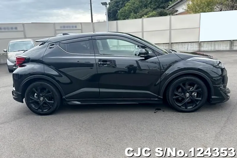 2023 Toyota / C-HR Stock No. 124353