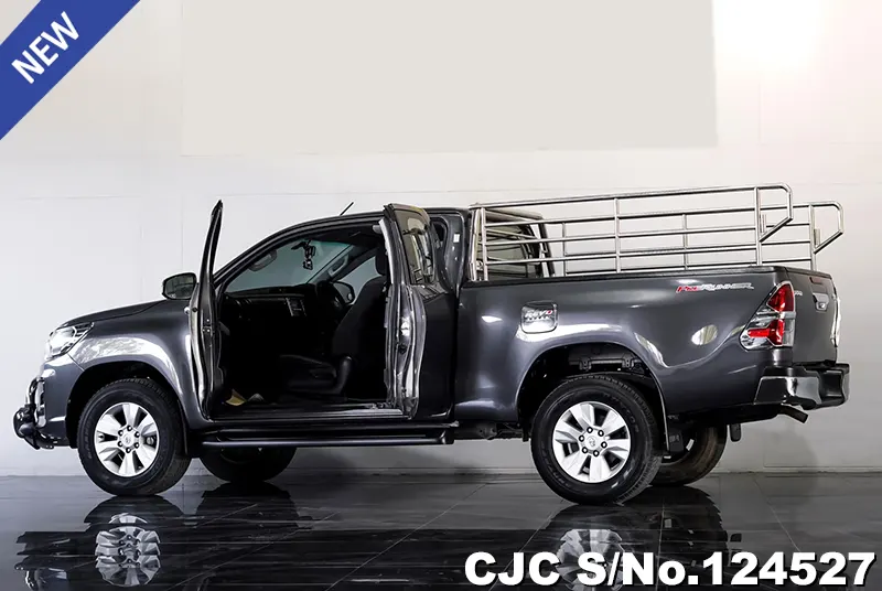 Toyota Hilux in Gray for Sale Image 9