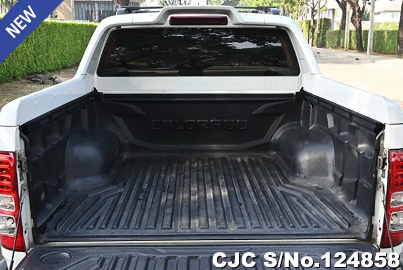 Chevrolet Colorado in White for Sale Image 4