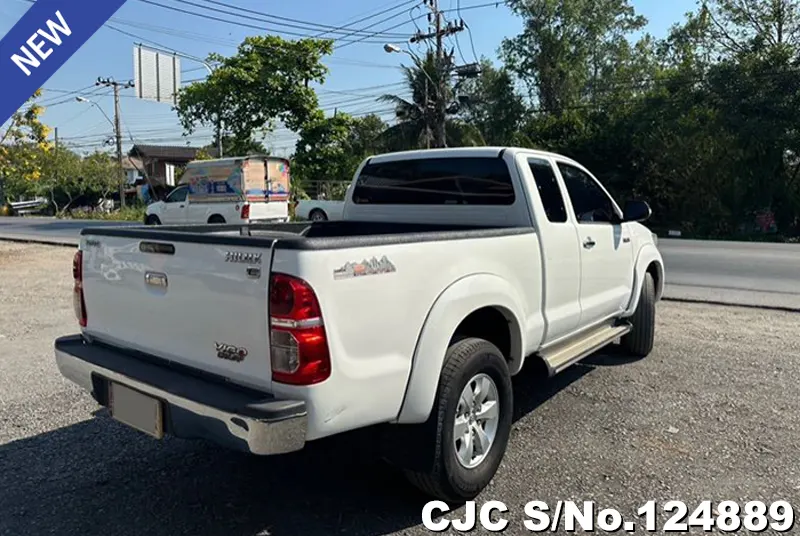 Toyota Hilux in White for Sale Image 2