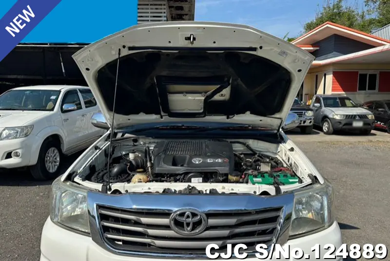 Toyota Hilux in White for Sale Image 9