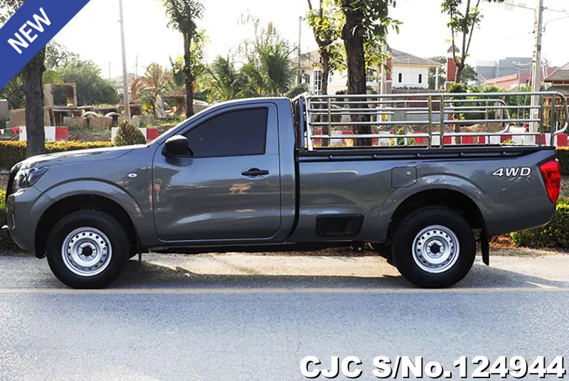 Nissan Navara in Gray for Sale Image 6