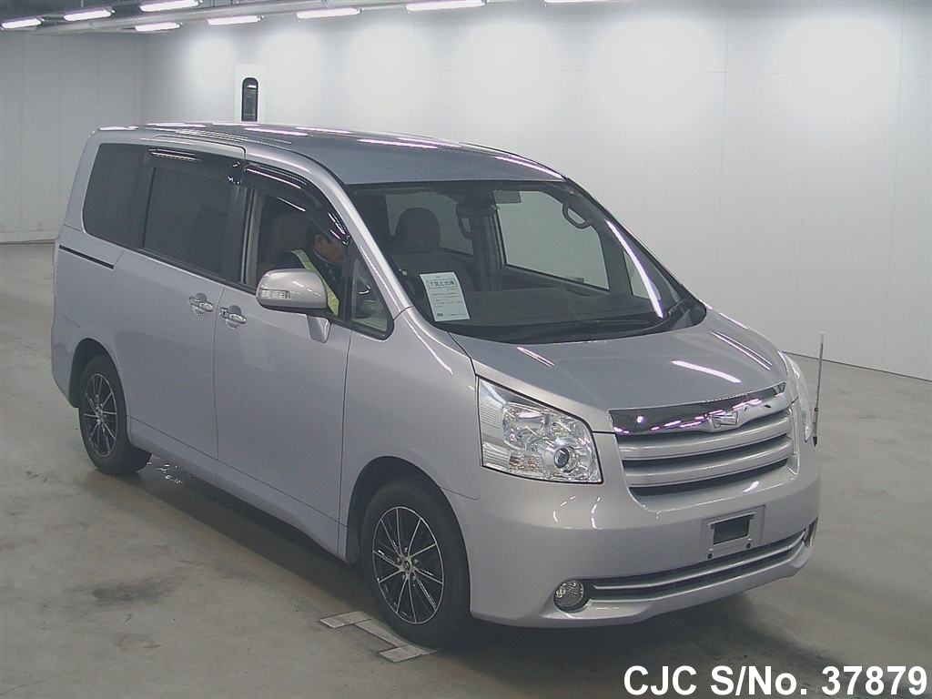 Toyota noah левый руль