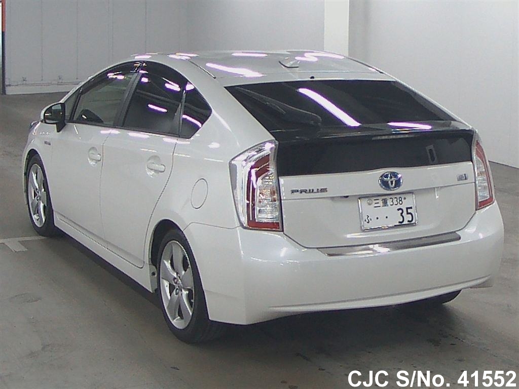 Toyota prius 2013 гибрид