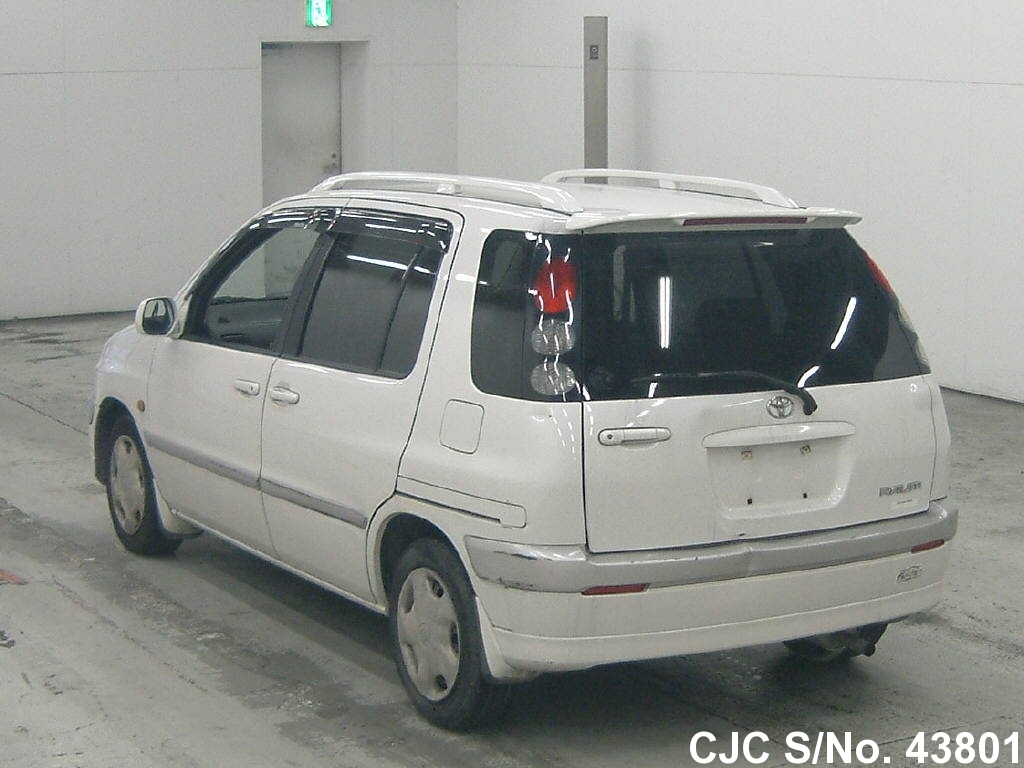 Toyota raum 2001