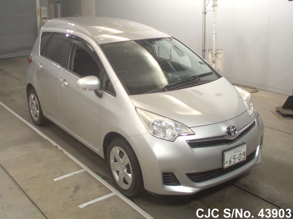 Toyota ractis 2010 года