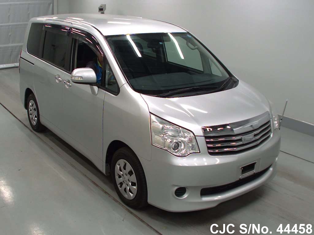 Toyota noah левый руль