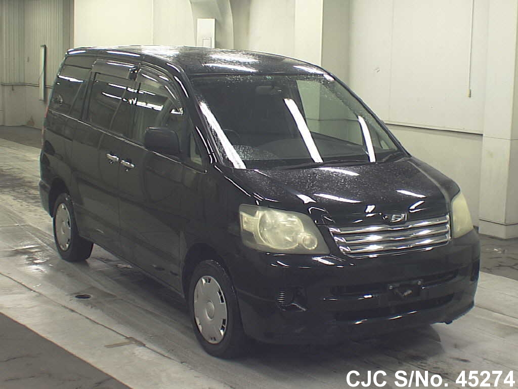 Toyota noah 2003 год