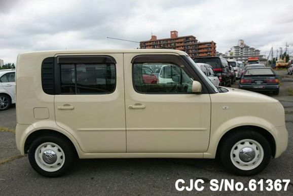 yellow nissan cube