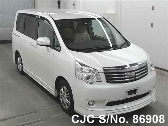 Toyota noah 2013