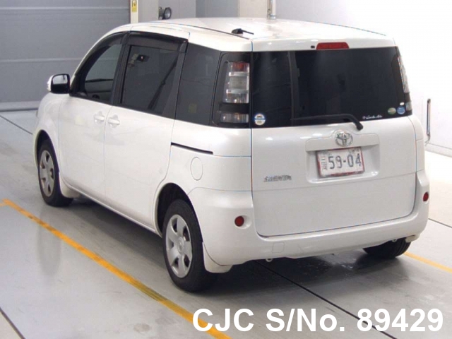 Toyota sienta 2011