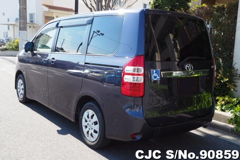 Toyota noah 2013