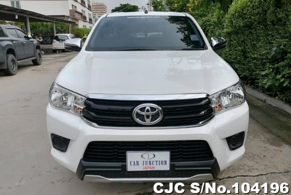 Toyota Hilux in White for Sale Image 2