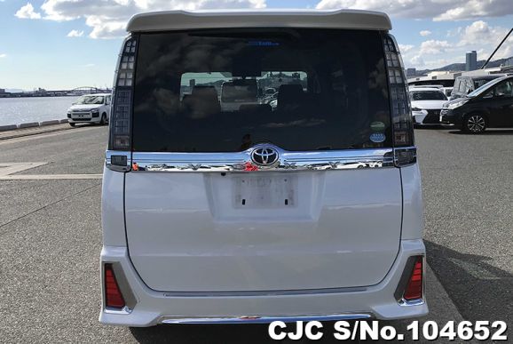 Toyota Voxy in Pearl for Sale Image 5