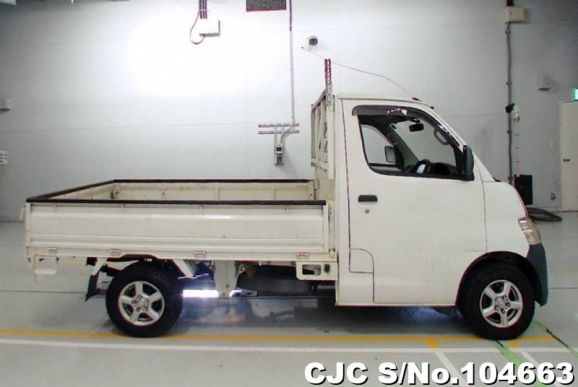 Toyota Liteace Truck in White for Sale Image 4