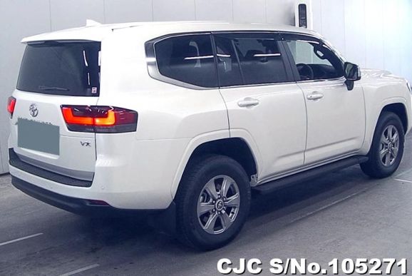 Toyota Land Cruiser in White for Sale Image 2