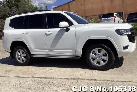 Toyota Land Cruiser in White for Sale Image 4