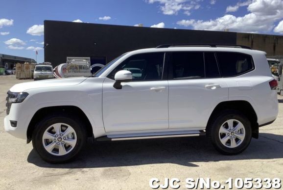 Toyota Land Cruiser in White for Sale Image 5