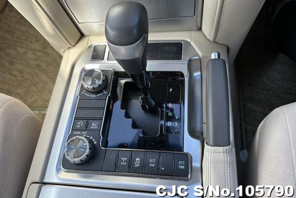 Toyota Land Cruiser in Pearl White for Sale Image 11