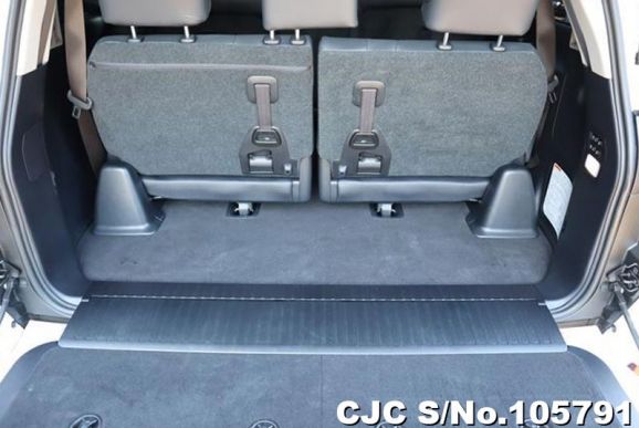 Lexus LX 570 in Pearl for Sale Image 7