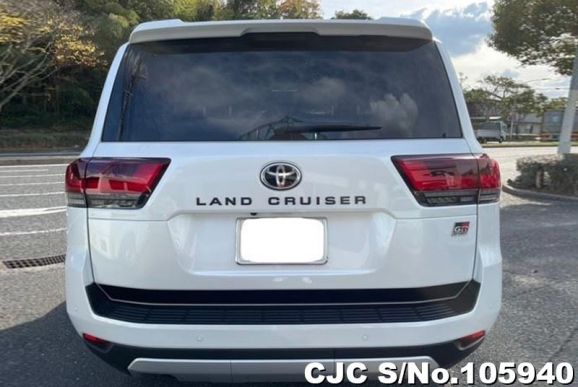 Toyota Land Cruiser in White for Sale Image 3