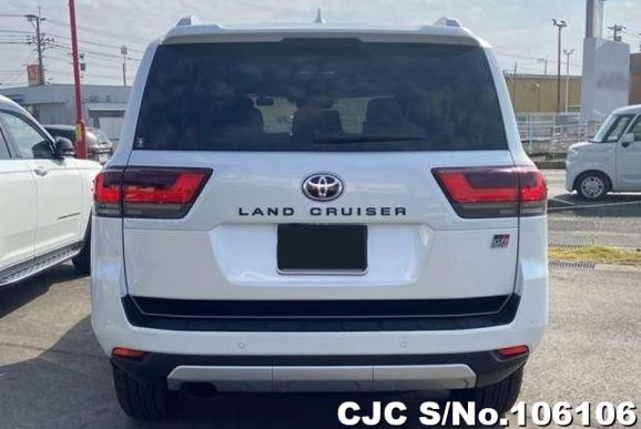 Toyota Land Cruiser in Precious White for Sale Image 2