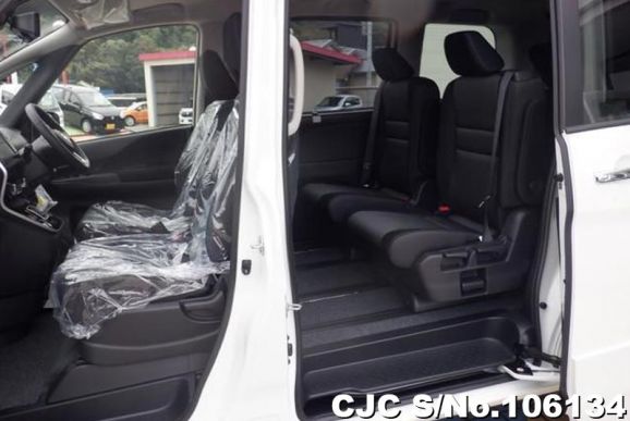 Nissan Serena in Pearl White for Sale Image 5