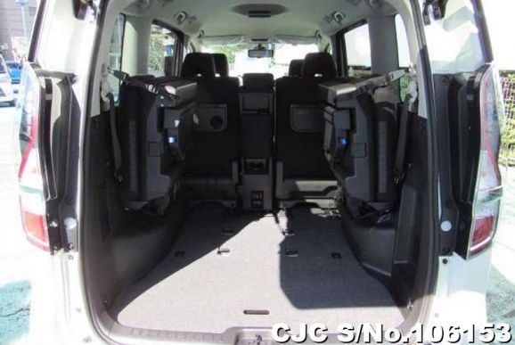 Nissan Serena in White Pearl for Sale Image 2