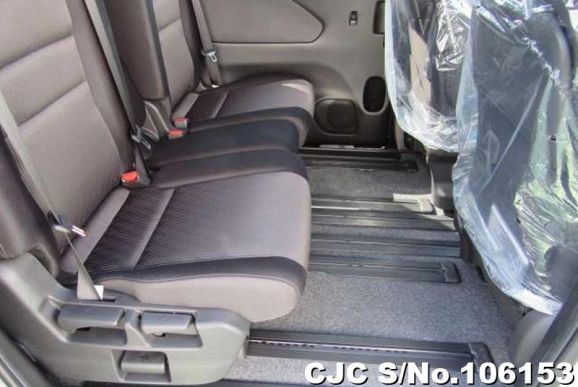 Nissan Serena in White Pearl for Sale Image 4