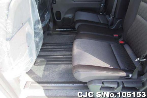 Nissan Serena in White Pearl for Sale Image 5