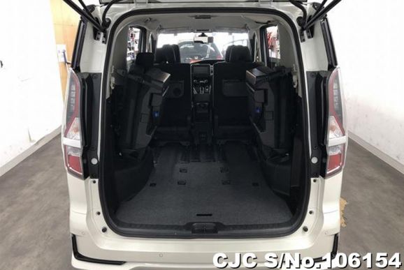 Nissan Serena in Brilliant White for Sale Image 6