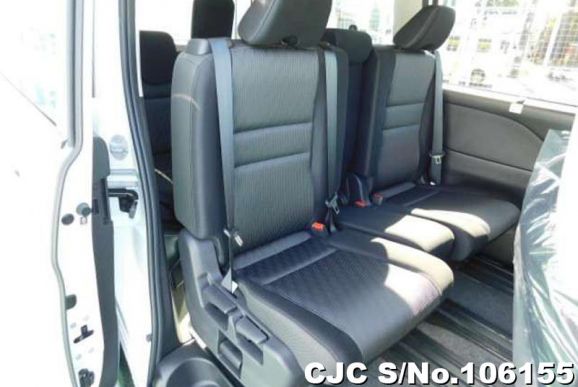 Nissan Serena in White Pearl for Sale Image 7