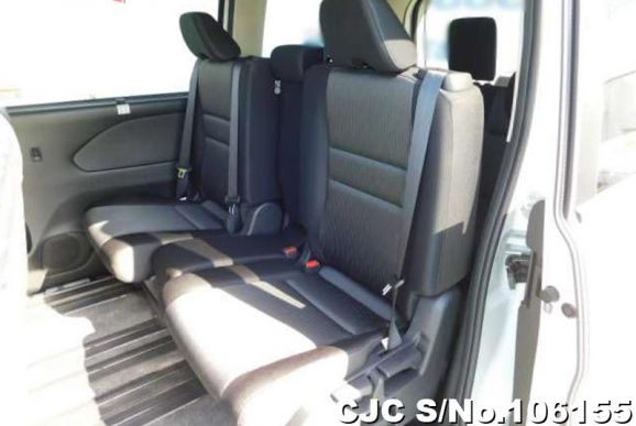 Nissan Serena in White Pearl for Sale Image 8