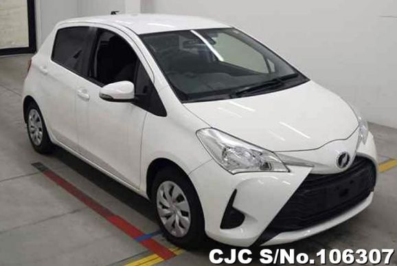 Toyota Vitz in White for Sale Image 0