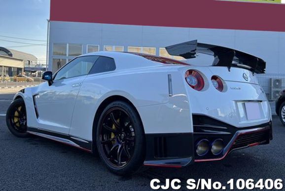 Nissan GTR in Pearl for Sale Image 2