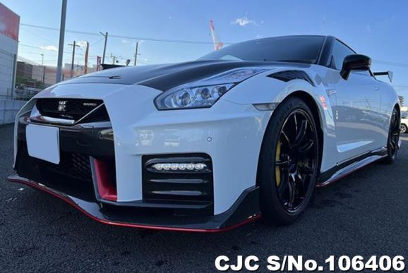 Nissan GTR in Pearl for Sale Image 3