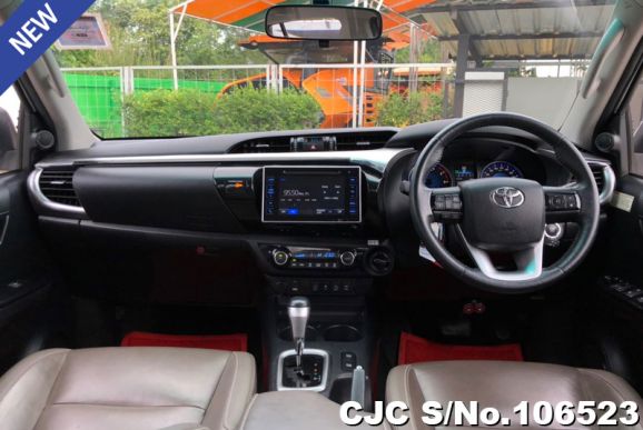 Toyota Hilux in White for Sale Image 6