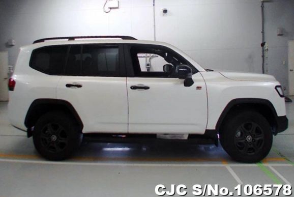 Toyota Land Cruiser in White for Sale Image 4