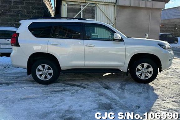 Toyota Land Cruiser Prado in White for Sale Image 4