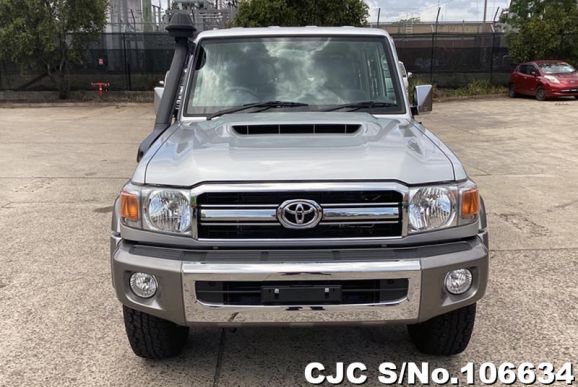 Toyota Land Cruiser in Silver for Sale Image 6