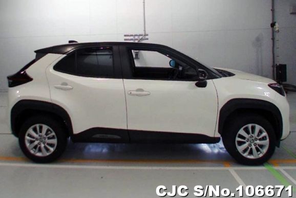 Toyota Yaris Cross in Pearl 2 Tone for Sale Image 4