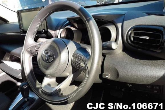 Toyota Yaris Cross in Pearl 2 Tone for Sale Image 6