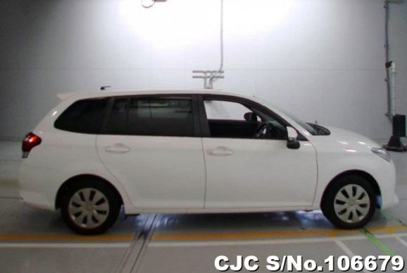 Toyota Corolla Fielder in White for Sale Image 4