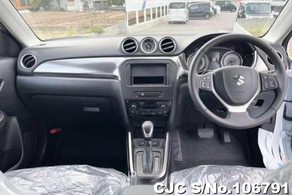 Suzuki Escudo in Pearl for Sale Image 3