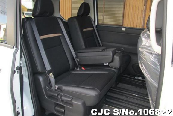 Nissan Serena in Pearl for Sale Image 12