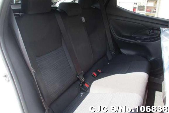 Toyota Yaris in Pearl for Sale Image 10