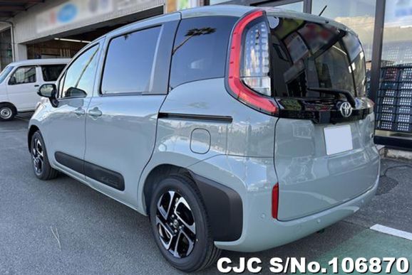 Toyota Sienta in Urban Khaki for Sale Image 2