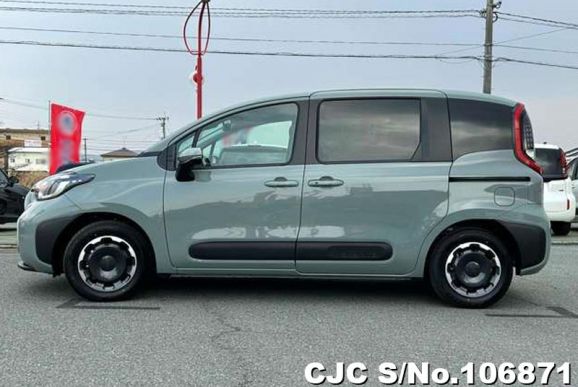 Toyota Sienta in Urban Khaki for Sale Image 7